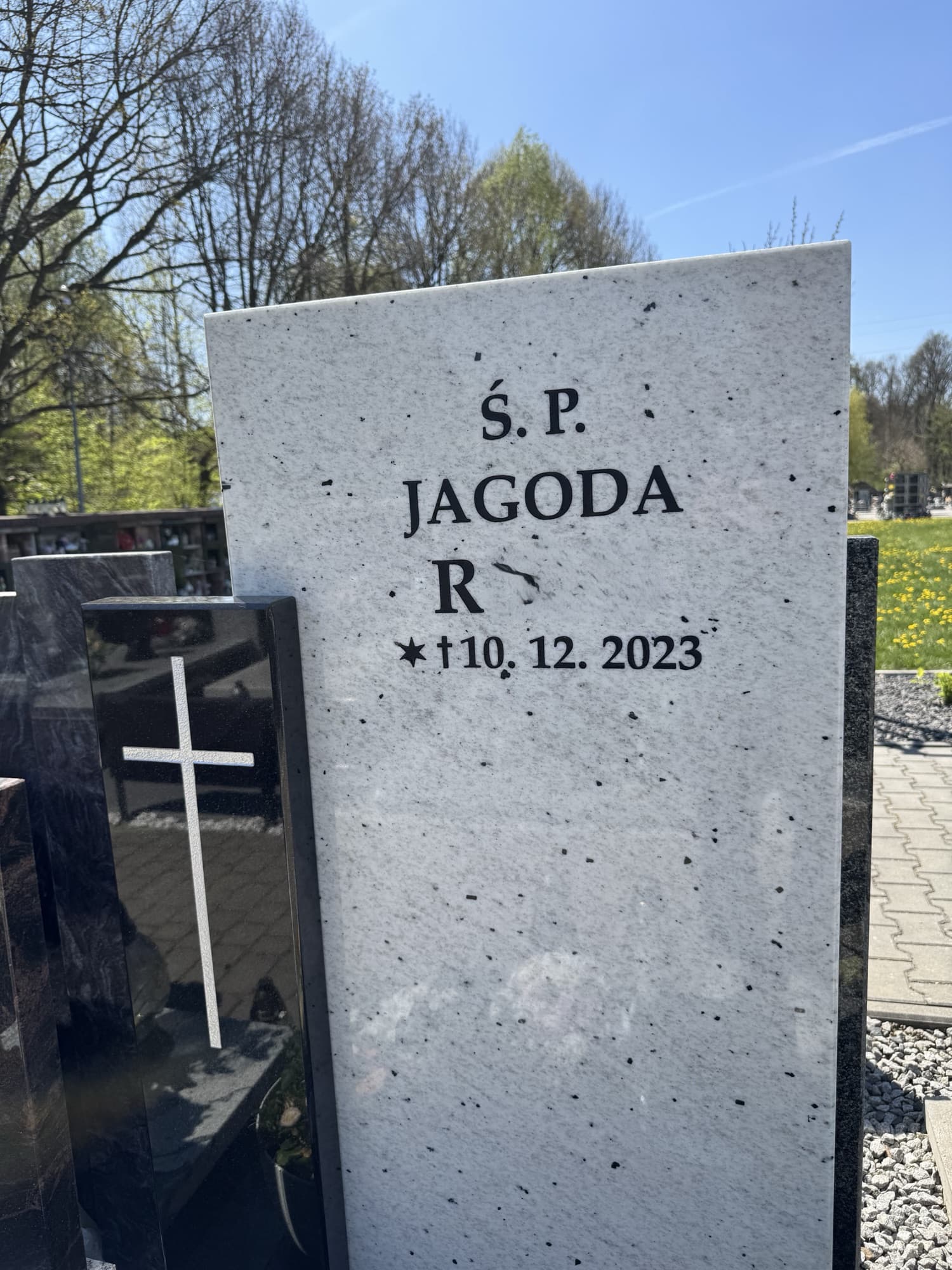 Realizacja napisu na białym nagrobku