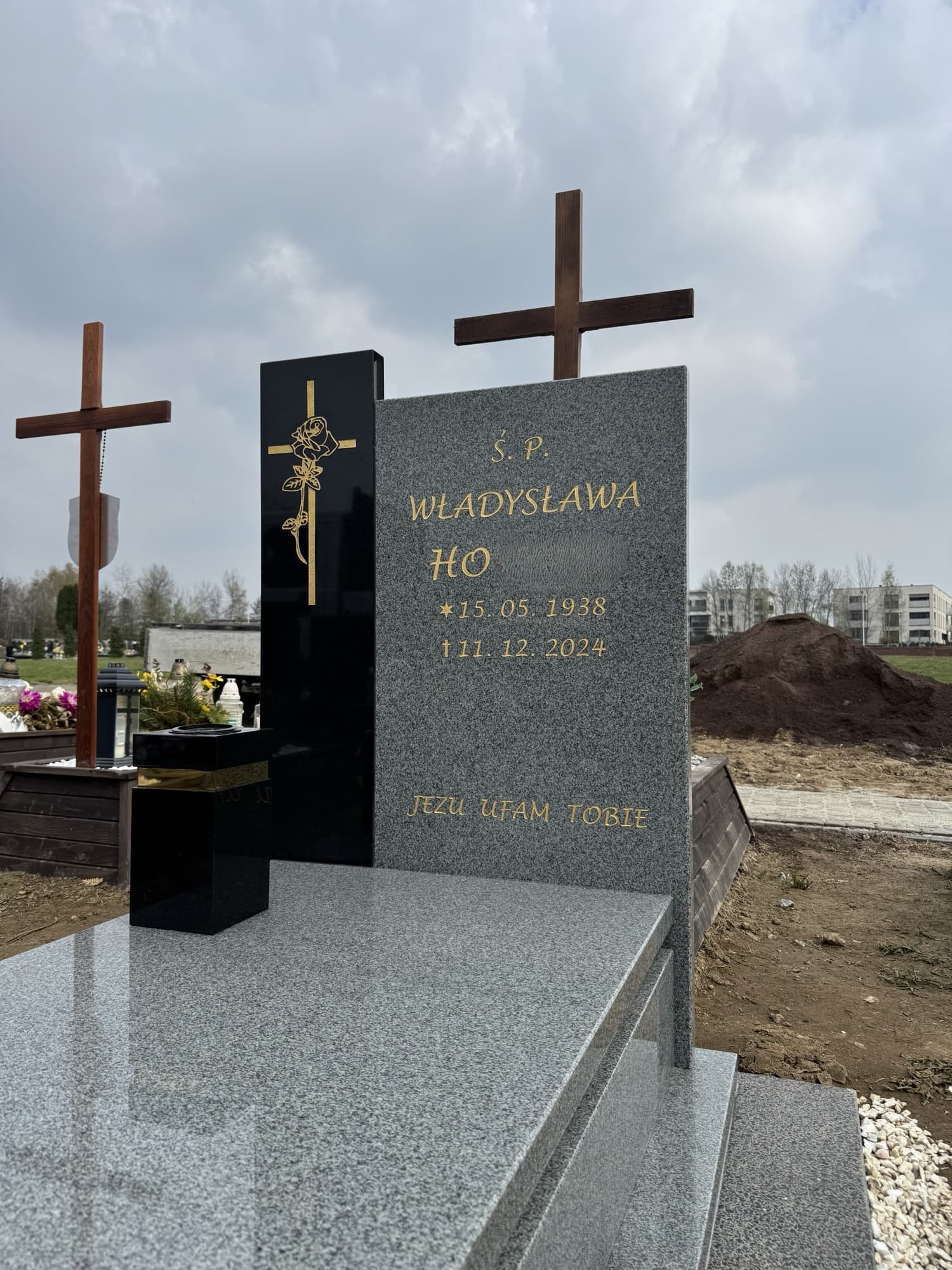 Realizacja napisu na gotowym nagrobku